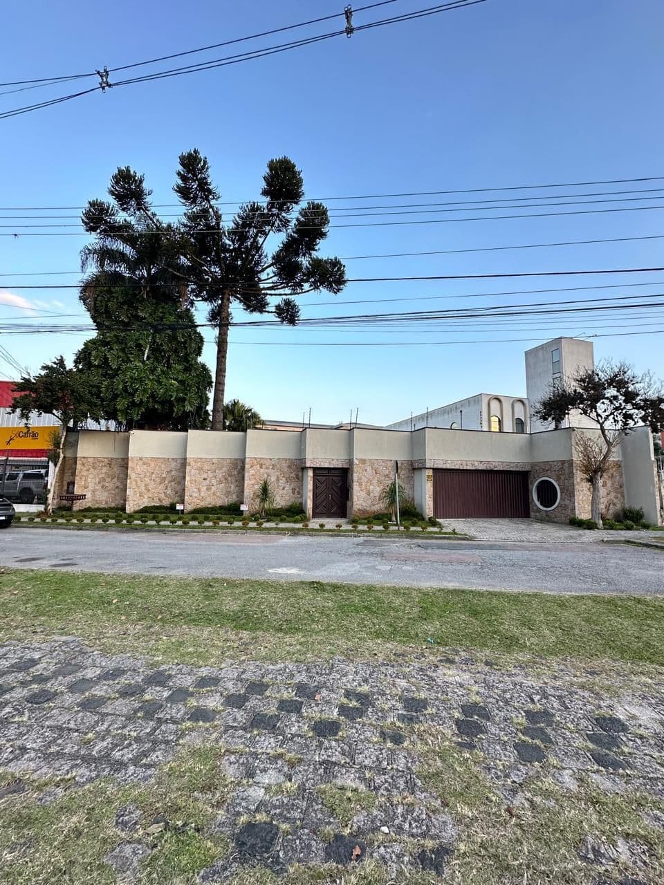 Residência de Alto Padrão à Venda em Frente à Avenida Presidente Kennedy com Piscina e Casa de Hóspedes