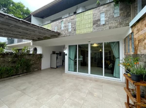 Sobrado à Venda no Jardim das Américas em Curitiba 3 Quartos, Suíte com Sacada, 142m² e 2 Vagas Excelente Localização!