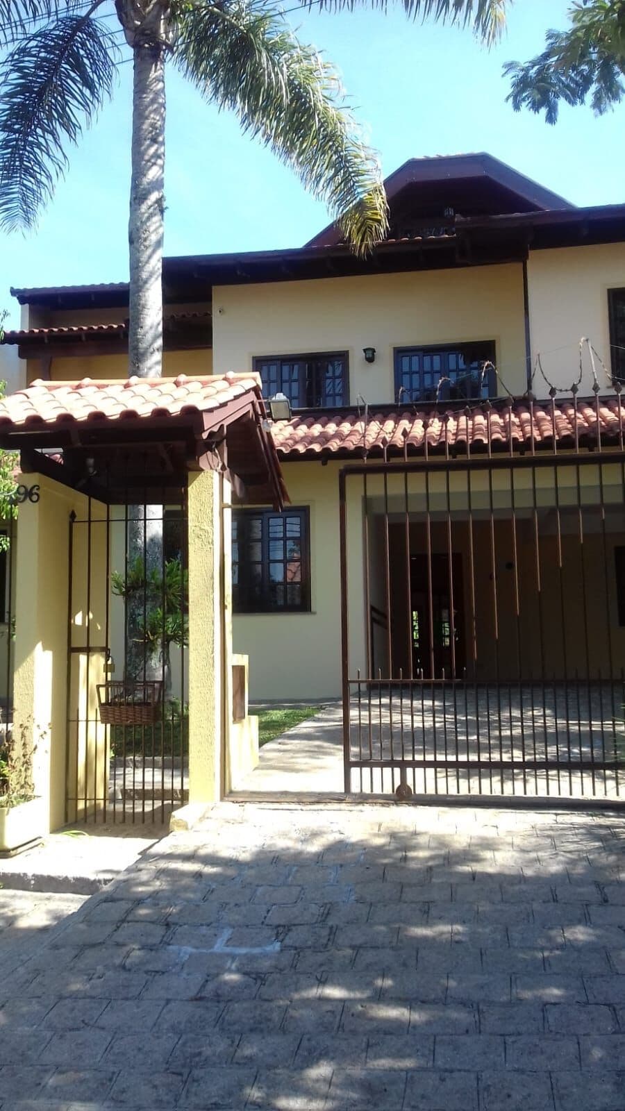 Casa Comercial ou Residencial à Venda no Cascatinha em Curitiba com 304m² e Terreno Amplo