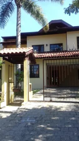 Casa Comercial ou Residencial à Venda no Cascatinha em Curitiba com 304m² e Terreno Amplo
