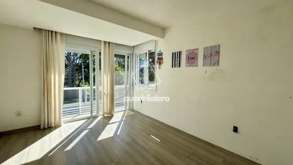Sobrado no Recanto de Portugal com piscina em terreno de 500m² próximo à Av. Adolfo Fetter