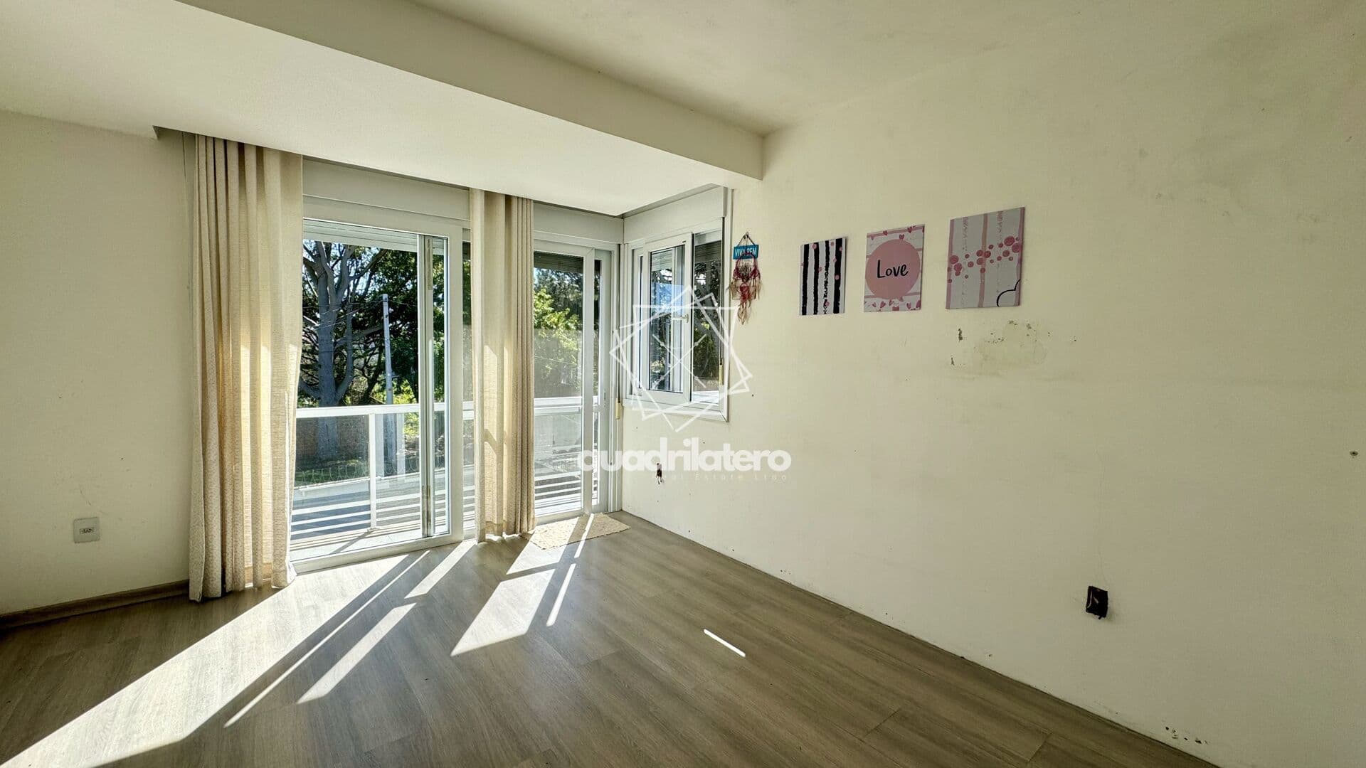 Sobrado no Recanto de Portugal com piscina em terreno de 500m² próximo à Av. Adolfo Fetter
