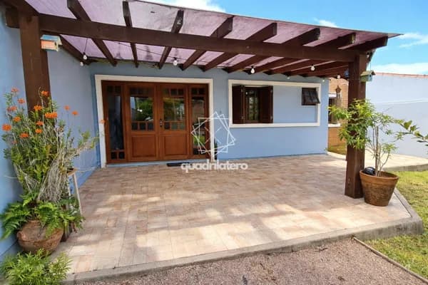 Casa estilo europeu com amplo pátio no Recanto de Portugal!