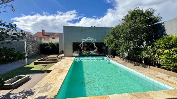 Sobrado de Alto Padrão no Laranjal – 386m², 4 Dormitórios, Suíte Master com Vista para a Lagoa, Piscina e a Meia Quadra da Orla