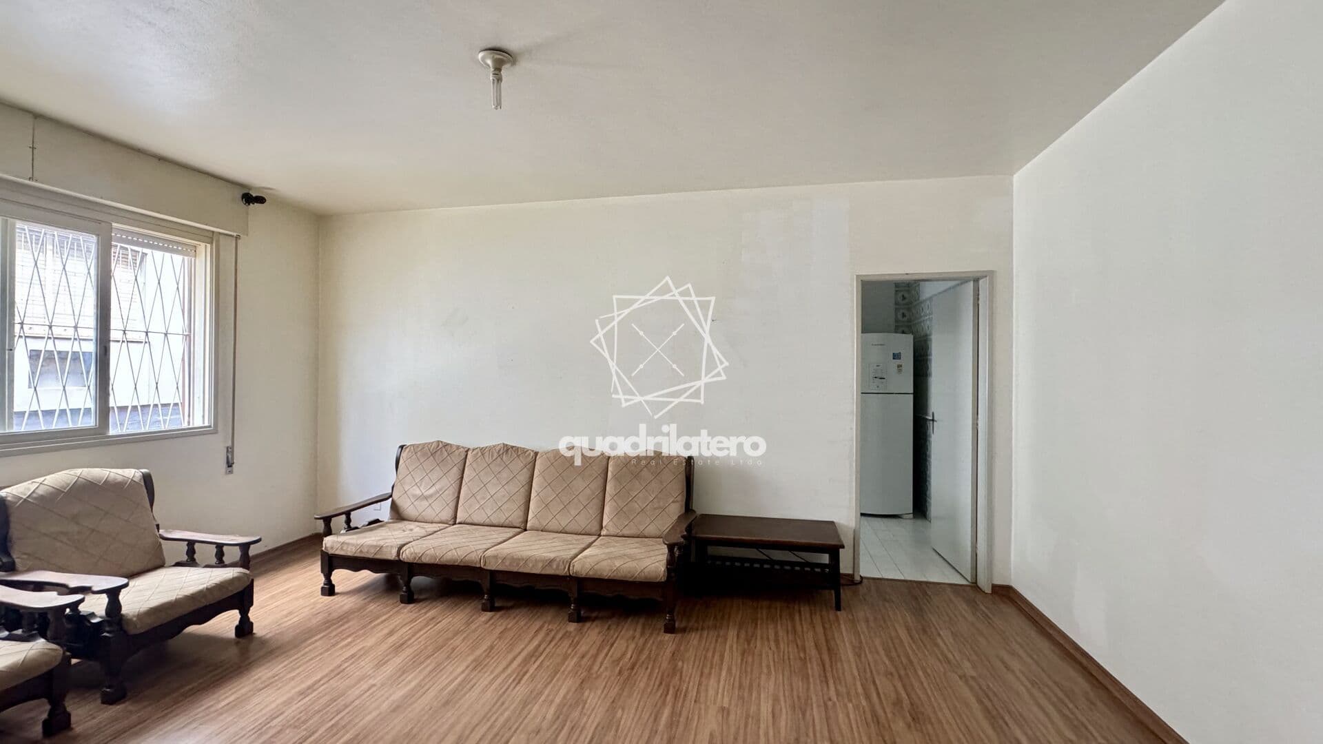 77m² no Centro de Pelotas | 1 Dormitório Amplo no Edifício Saint Clair | Garagem