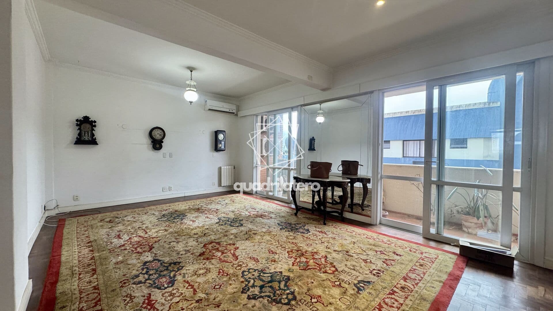 Amplo apartamento com 2 dormitórios e 148 m², no Condomínio Uruguaiana