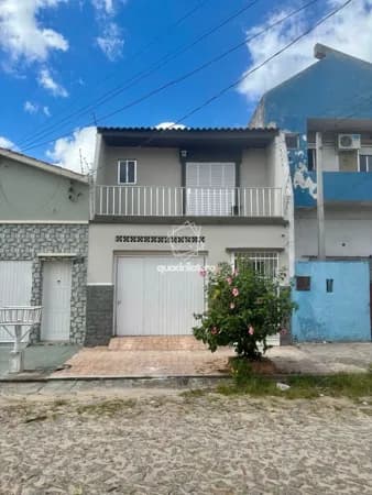 Sobrado no Fragata, com ótima localização, bem iluminado com churrasqueira