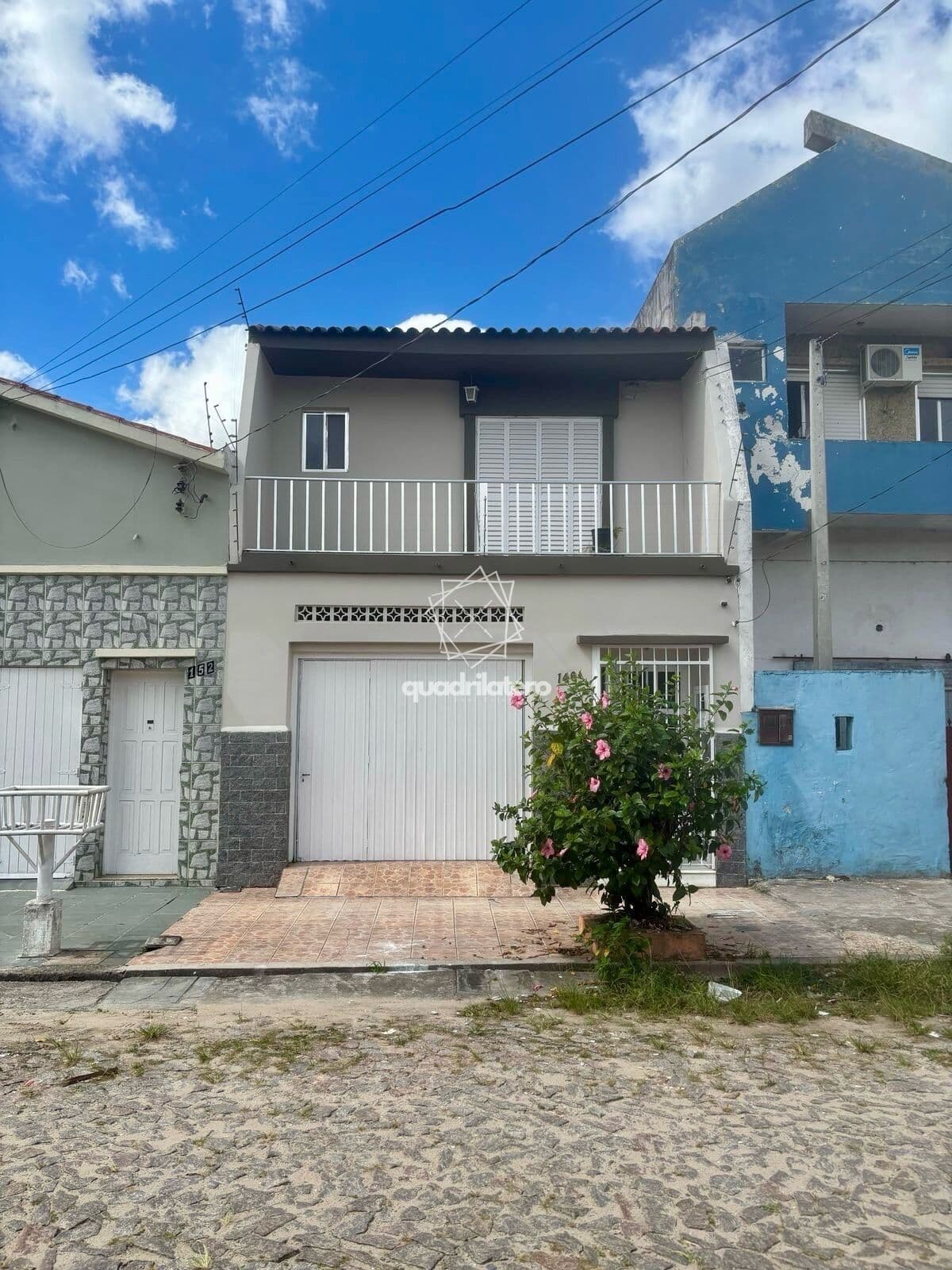 Sobrado no Fragata, com ótima localização, bem iluminado com churrasqueira