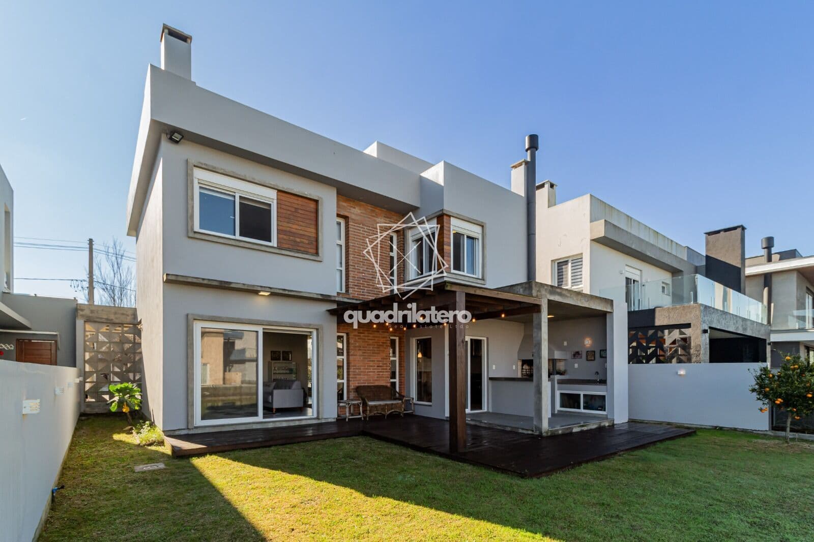 Oportunidade Única no Veredas: Casa Fundo Lago, 229m², 3 Quartos, 2 suites, churrasqueira, calefator e muito mais