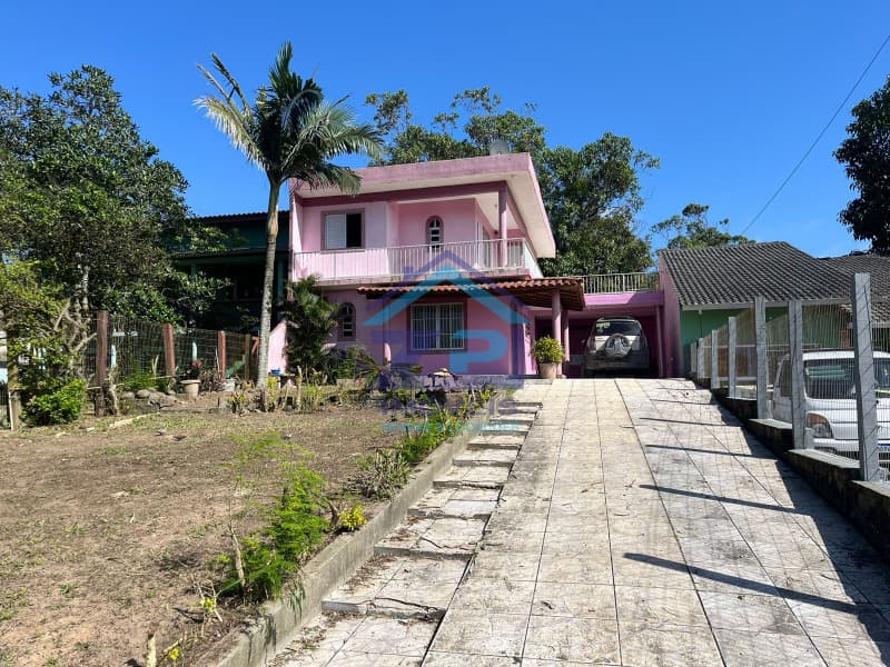 Casa à venda no centro com 02 dormitórios - Arroio do Sal
