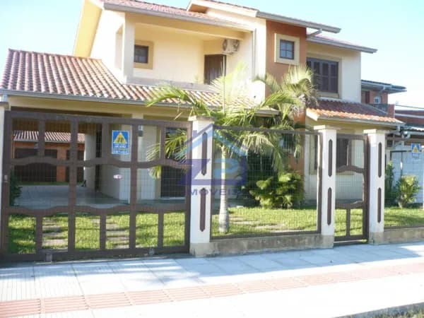 Casa à venda no centro com 04 dormitórios - 160m² - Arroio do Sal
