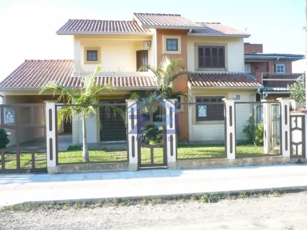 Casa à venda no centro com 04 dormitórios - 160m² - Arroio do Sal