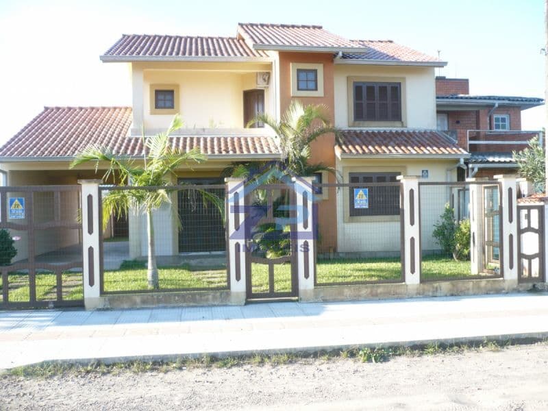 Casa à venda no centro com 04 dormitórios - 160m² - Arroio do Sal