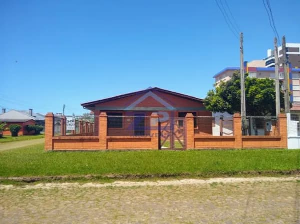 Casa à venda a 150 metros do mar com 04 dormitórios - Areias Brancas