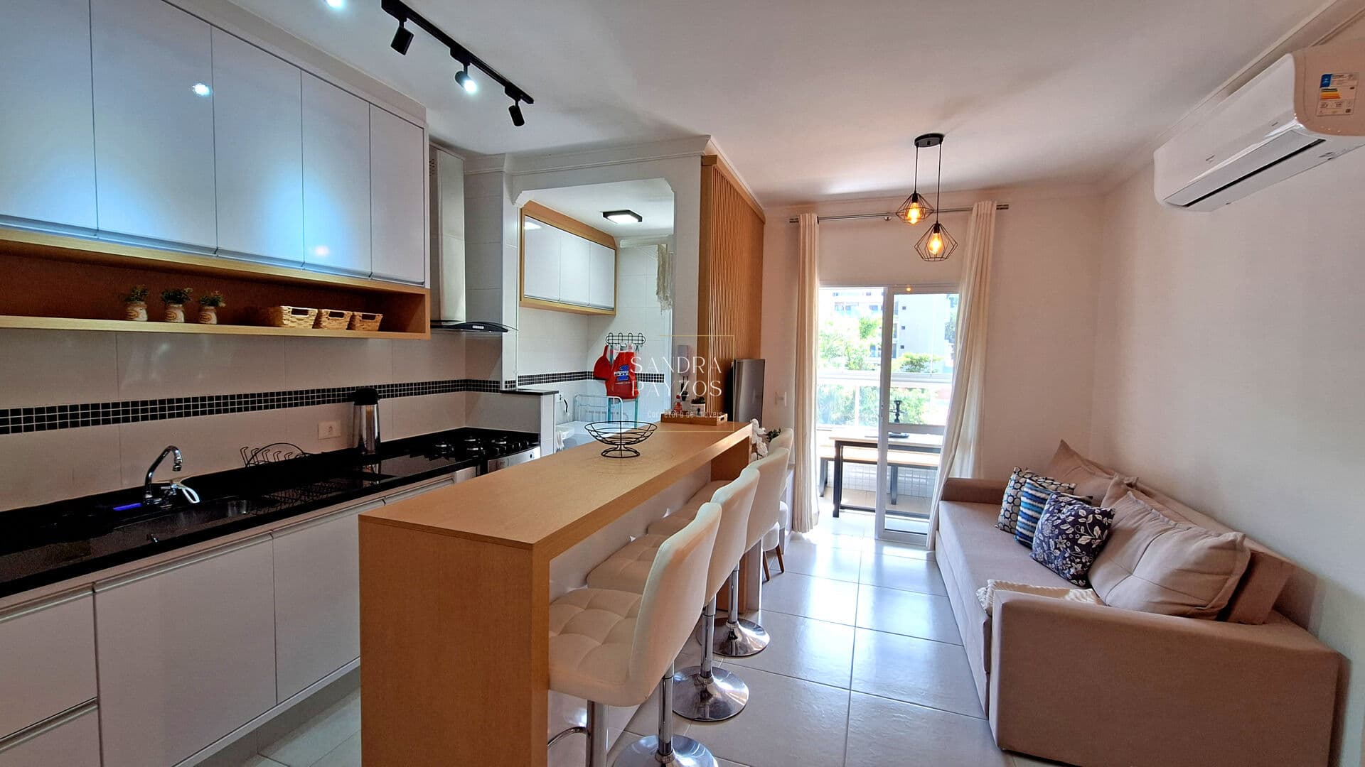 Apartamento Toninhas, 3 dorms(1 suite) com planejados na cozinha e dormitorios