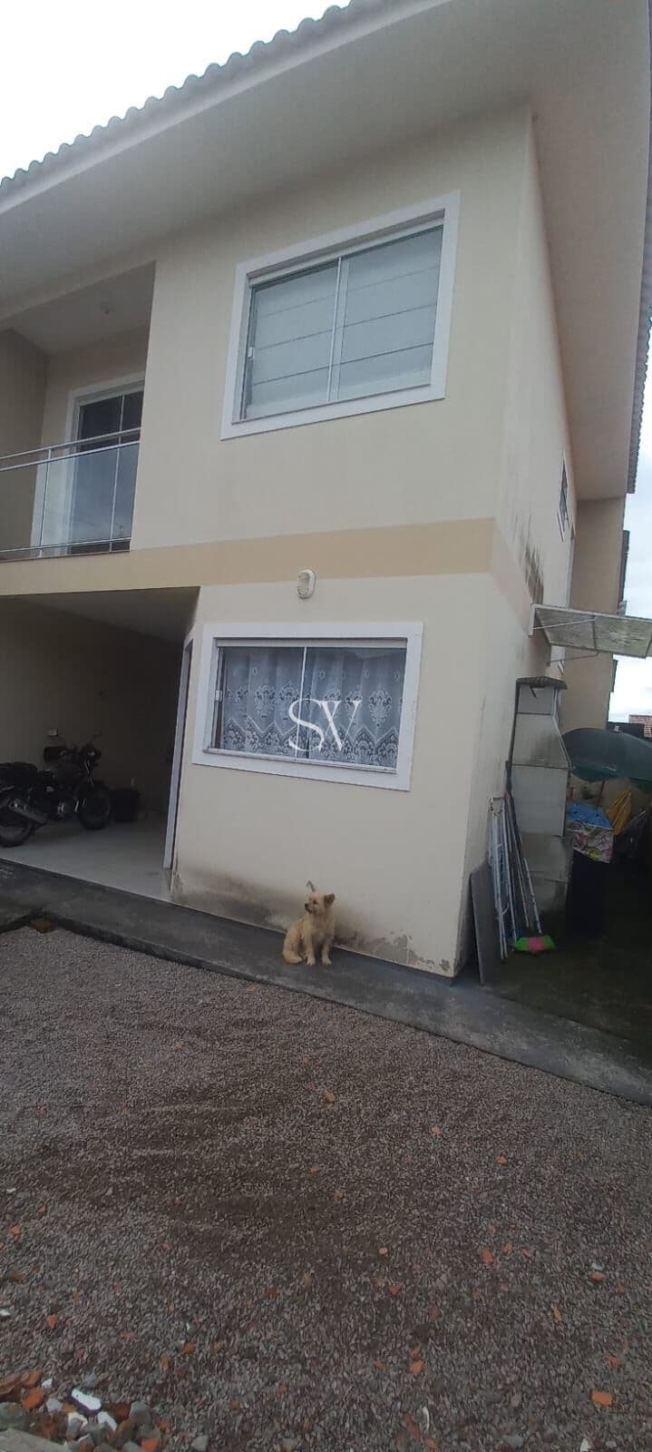 Casa tipo Sobrado a venda de 02 Dormitórios com vaga de garagem coberta e passagem lateral no bairro Forquílhas em São josé-SC