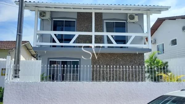 Casa a venda de 04 Dormitórios sendo 03 Suítes no bairro Flor De Napolis em São José-SC