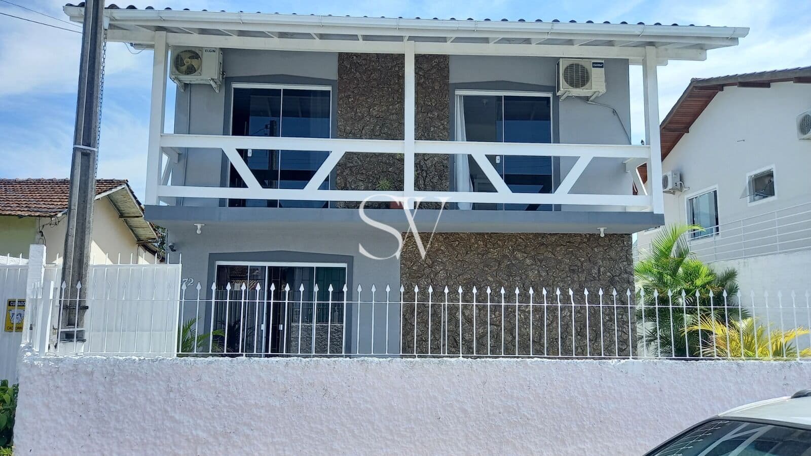 Casa a venda de 04 Dormitórios sendo 03 Suítes no bairro Flor De Napolis em São José-SC