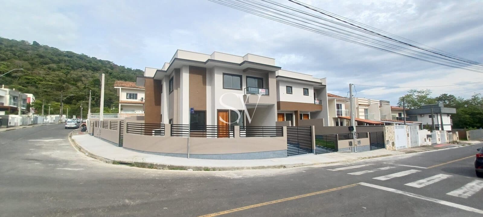 Casa Tipo Sobrado a venda de 02 Suítes com 02 vagas de garagem no bairro Jardim Botânico em São José-SC