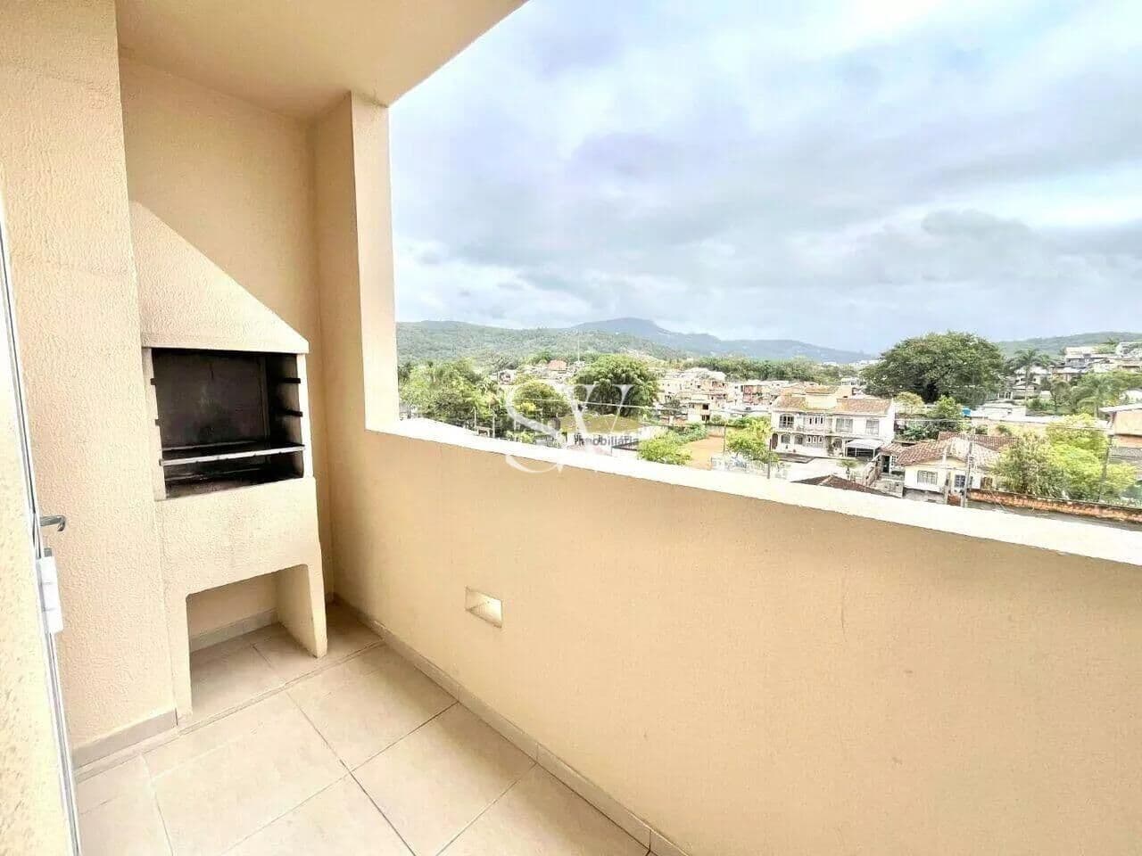 Apartamento à venda de 02 dormitórios com sacada e churrasqueira mais piscina no condomínio no bairro Serrarias – São José/SC