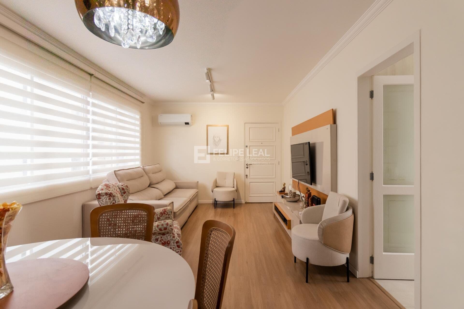 Apartamento 03 Dormitórios, sendo um Suíte, à Venda em Centro - Florianópolis