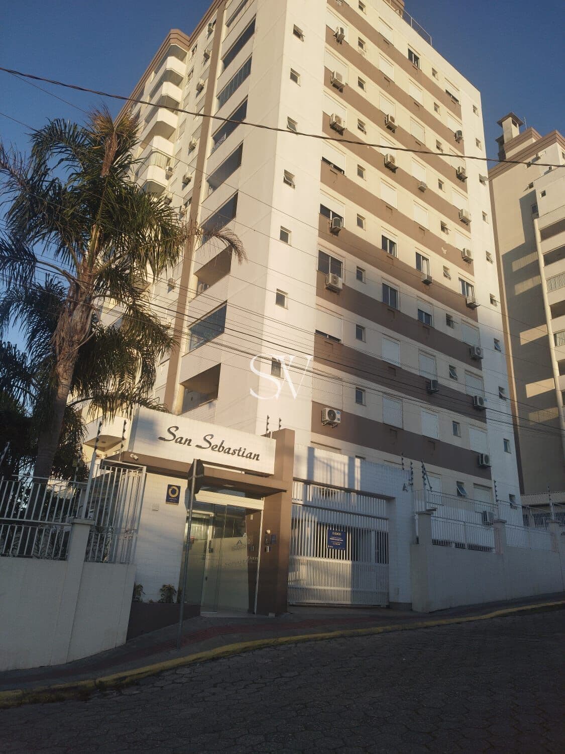 Apartamento a venda de 02 Dormitórios sendo 01 Suíte com ampla sacada no bairro Barreiros em São José-SC