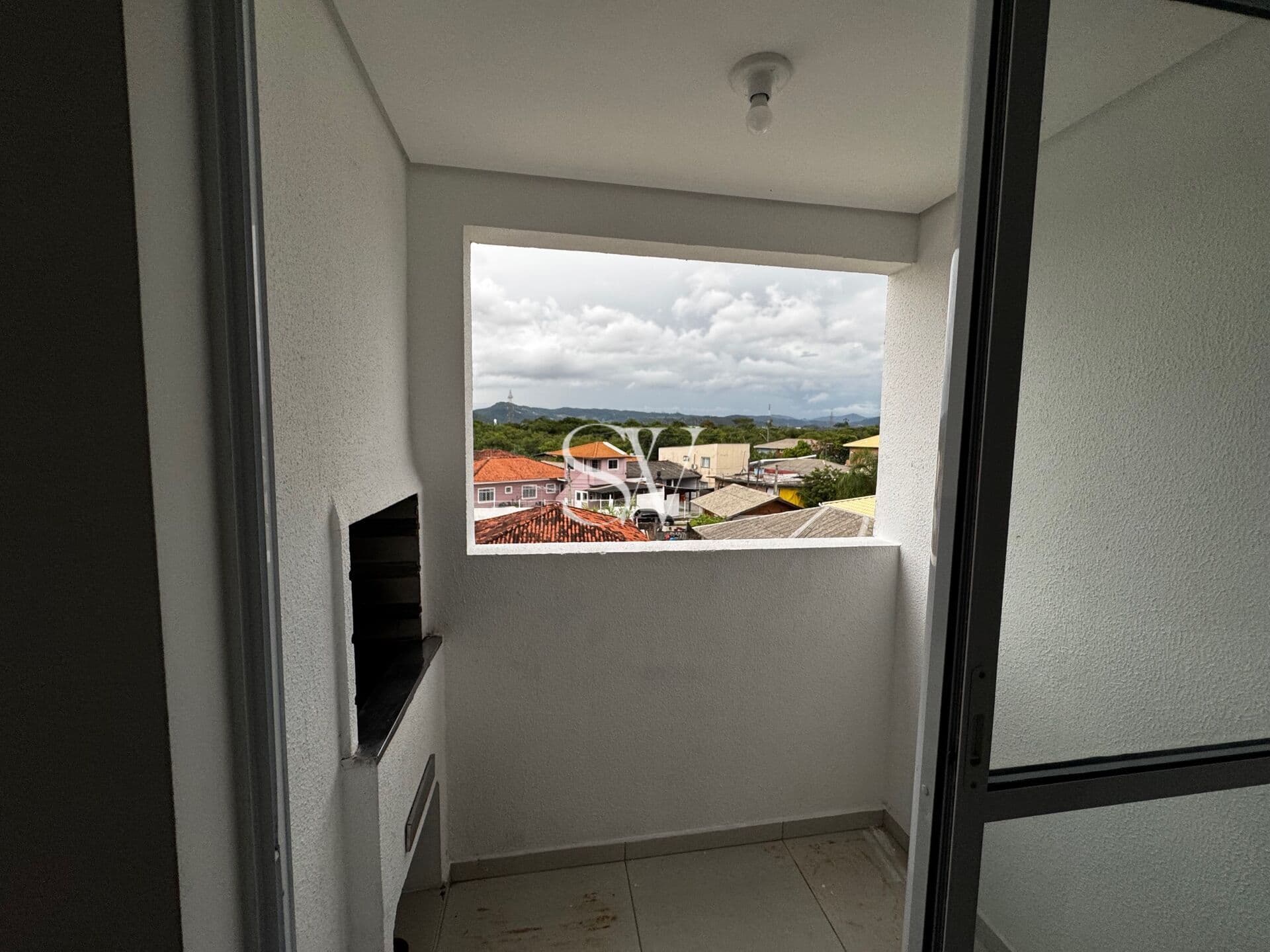 Apartamento a venda de 02 Dormitórios com sacada e churrasqueira no bairro Barra do Aririú em Palhoça-SC