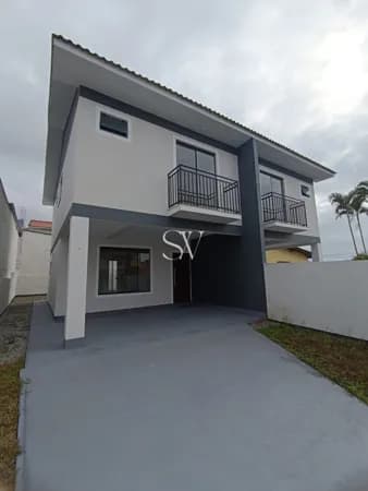 Casa Sobrado a venda de 03 Dormitórios sendo 01 Suíte com 02 vagas de garagem no bairro Ipiranga em São José-SC