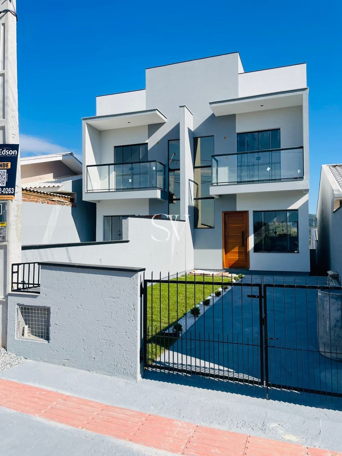 Casa tipo Sobrado com passagem lateral a venda sendo 02 Suítes no Loteamento Jardins II em Palhoça-SC