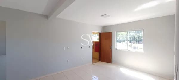 Amplo Apartamento a venda de 02 Dormitórios com 01 vaga de garagem privativa e coberta no bairro Ceniro Martins em São José-SC