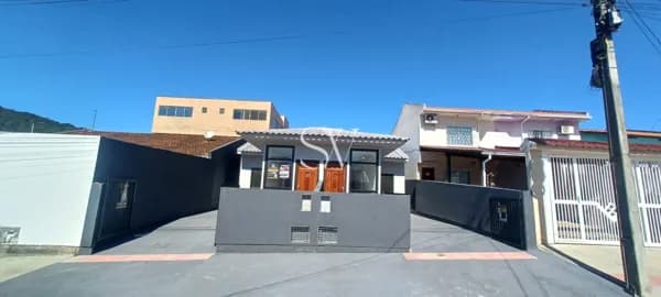 Casa Geminada a venda de 02 Dormitórios com passagem latera e churrasqueiral no bairro Bela Vista em Palhoça-SC