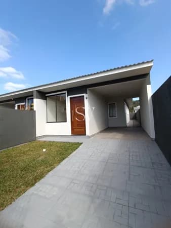 Casa geminada a venda de 03 Dormitórios sendo 01 Suíte com 02 vagas de garagem no bairro Ipiranga em São José-SC