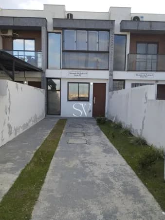 Sobrado a venda de 02 Dormitórios com cozinha planejada no bairro Sertão do Imaruim em São José-SC