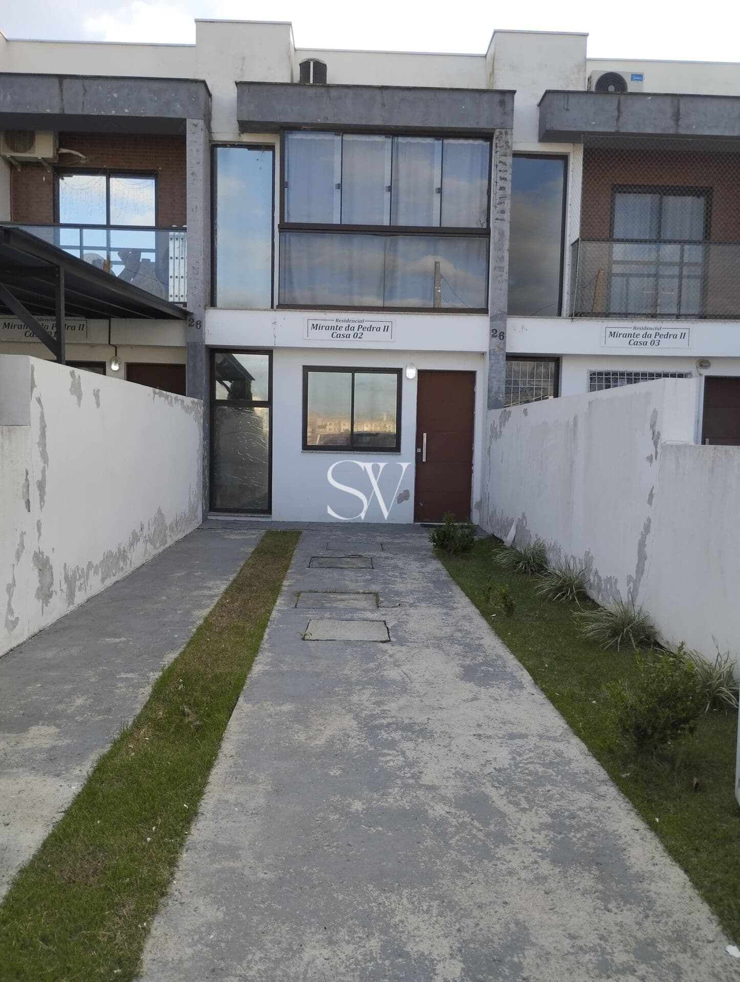 Sobrado a venda de 02 Dormitórios com cozinha planejada no bairro Sertão do Imaruim em São José-SC