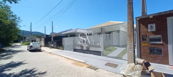 Casa a venda de 02 dormitórios com piso porcelanato e lindo jardim no bairro Lisboa III-São José-SC