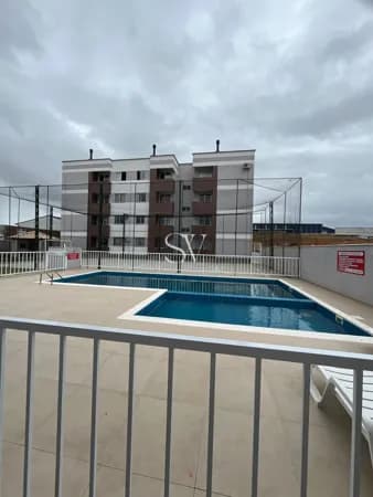 Apartamento a venda de 02 Dormitórios com sacada e churrasqueira e mobília planejada no bairro Aririú em Palhoça-SC
