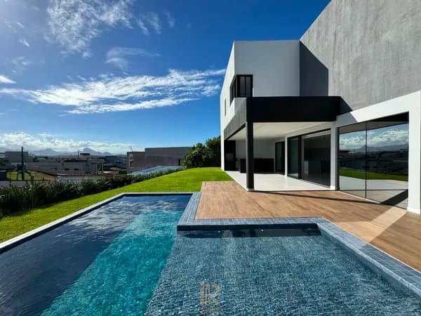 Casa de Alto Padrão à Venda no Condomínio Riviera Park – 4 Suítes | Piscina Privativa