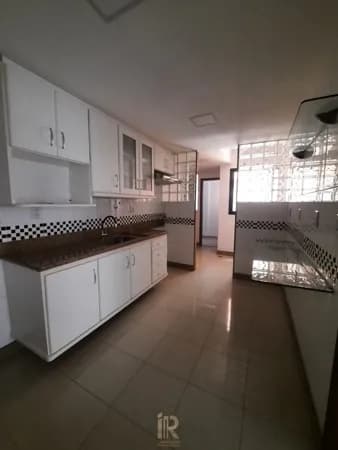 Apartamento com três quartos na Praia de Itapoã