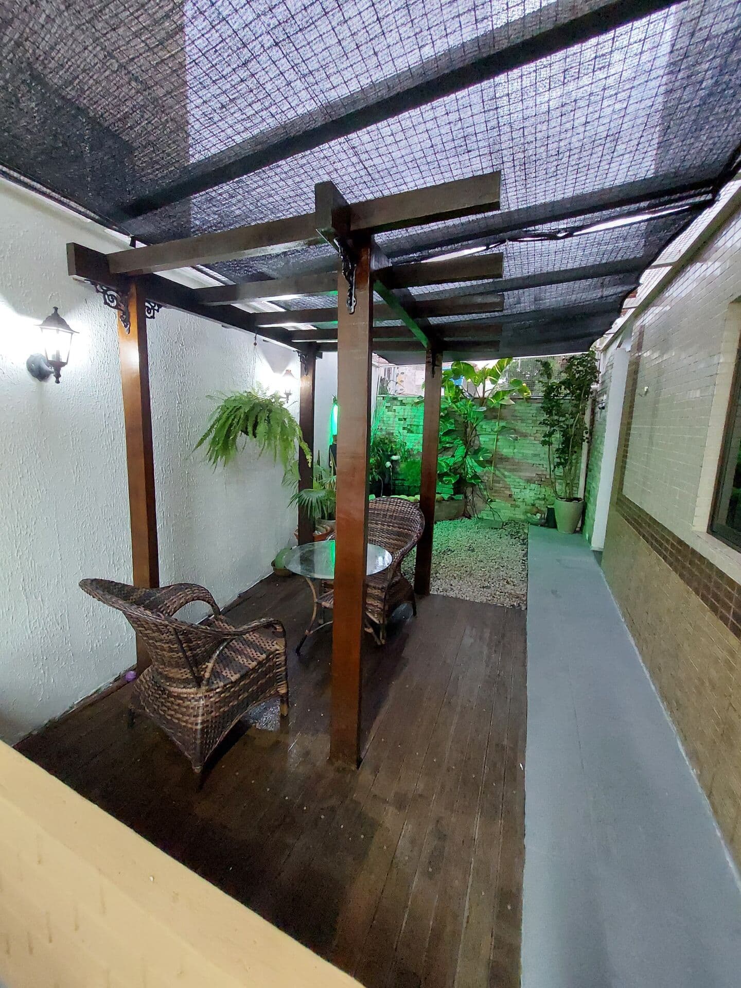 Apartamento térreo em U com área gourmet privativa, 125m² no total. ( Mobiliado )