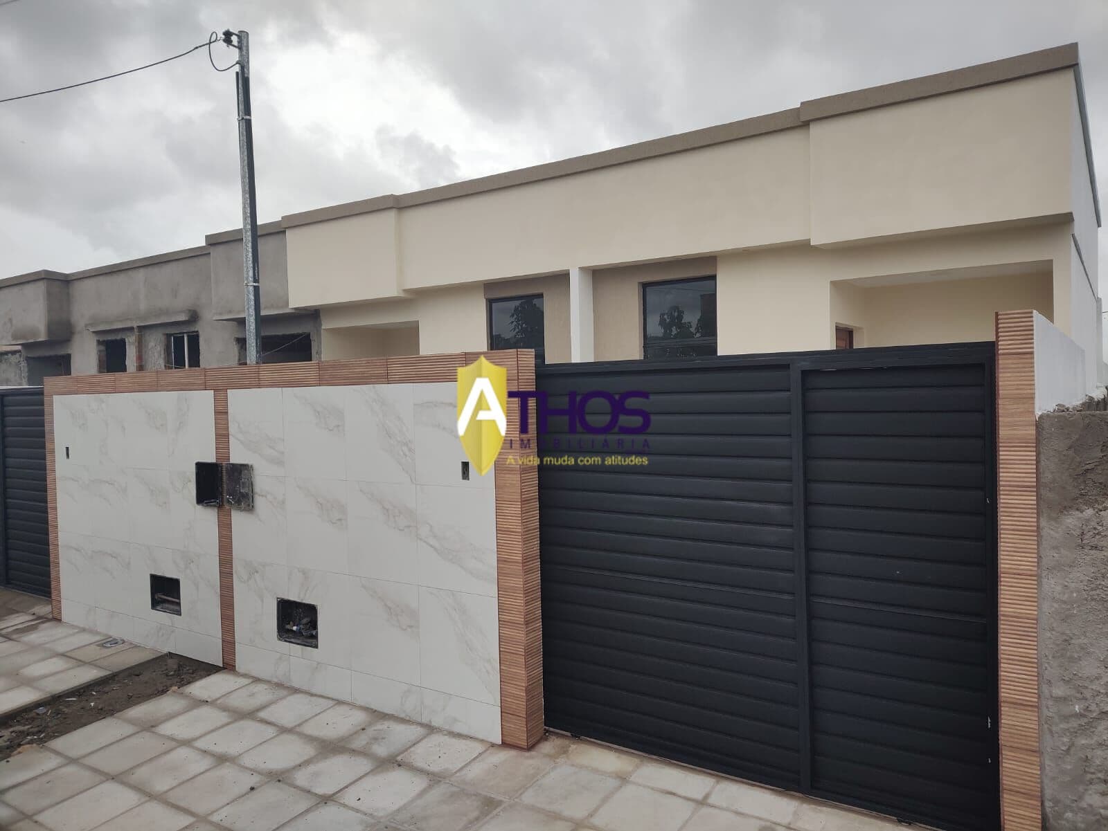 Casa geminada no bairro Gramame, em João Pessoa-PB