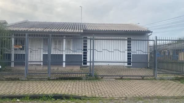 CASA DE ESQUINA ! BOM ACABAMENTO ! EXCELENTE LOCALIZAÇÃO !