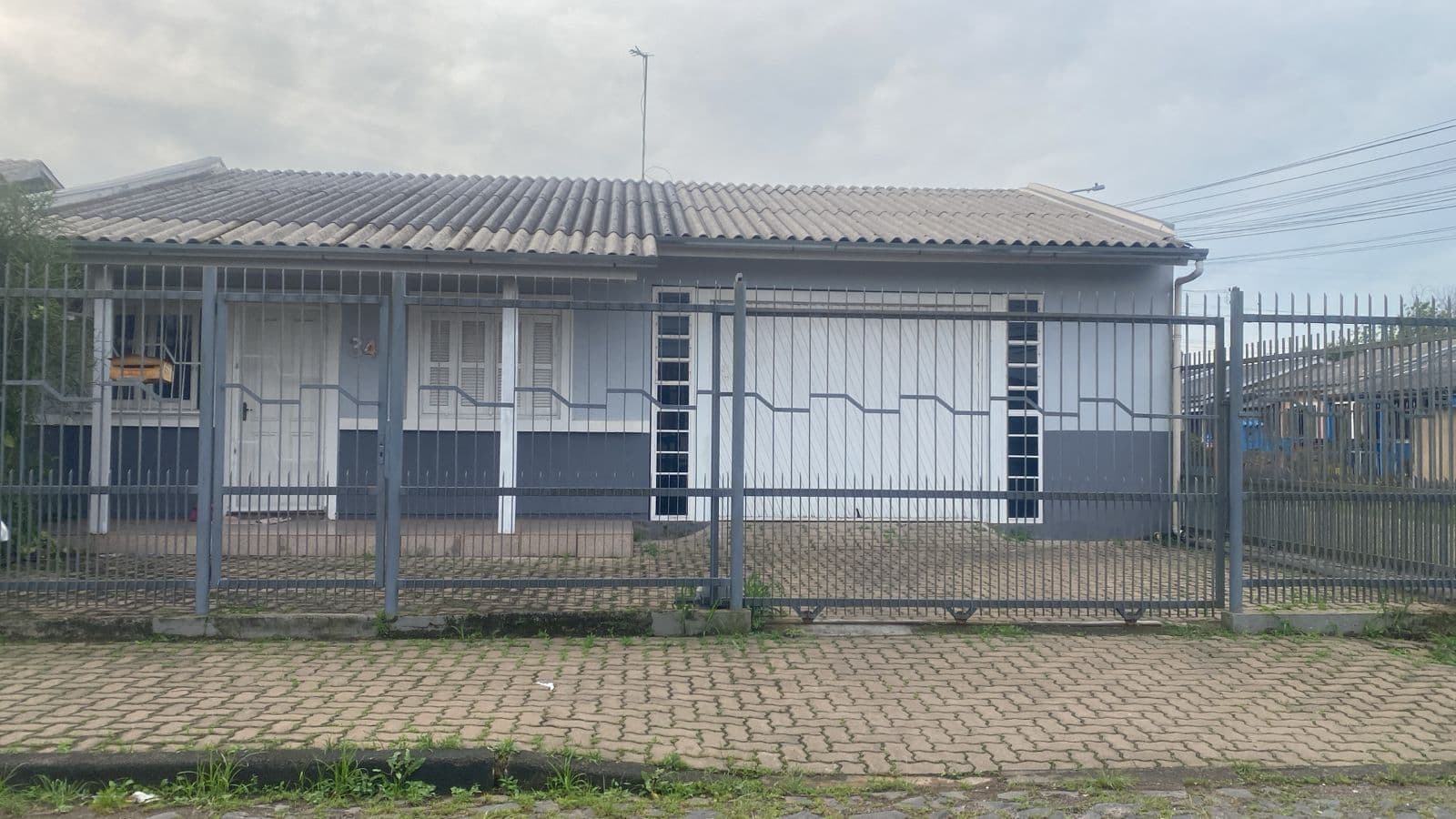 CASA DE ESQUINA ! BOM ACABAMENTO ! EXCELENTE LOCALIZAÇÃO !