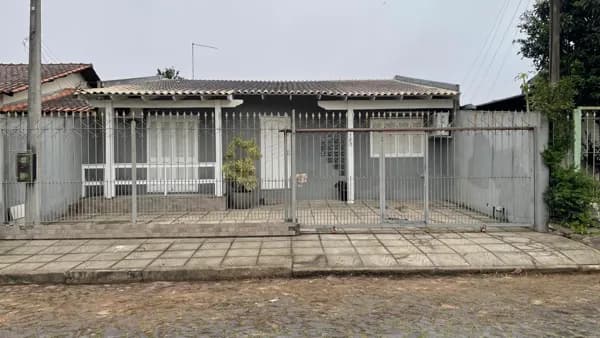 EXCELENTE CASA ! 03 DORMITÓRIOS COM SUÍTE ! PISCINA ! BOA LOCALIZAÇÃO !