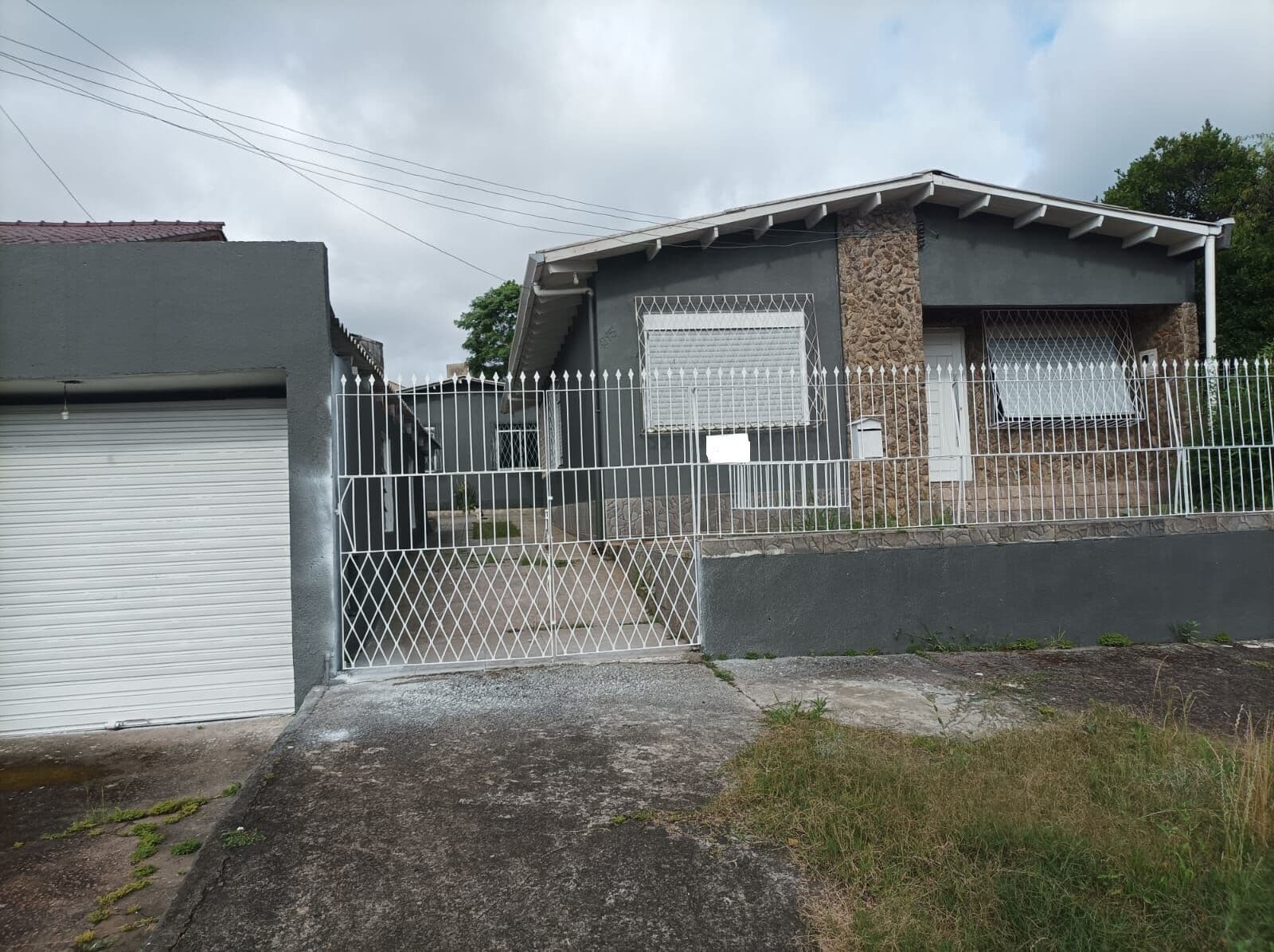 Casa 03 Dormitórios ! Bom Acabamento ! Boa Localização !