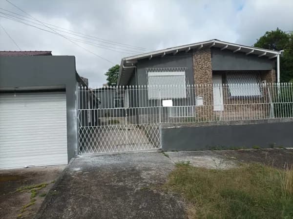Casa 03 Dormitórios ! Bom Acabamento ! Boa Localização !