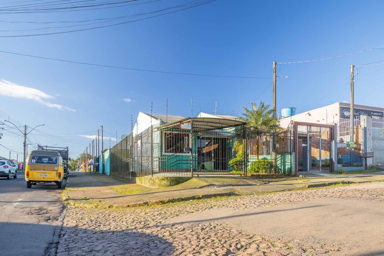 Casa Geminada de Esquina Boa Localização ! Aceita Financiamento !