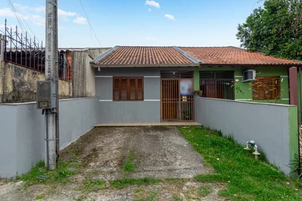 Casa Geminada Ótima Localização !