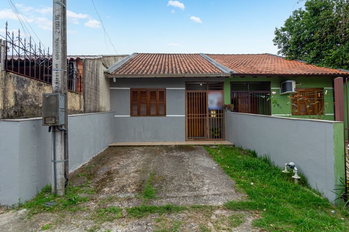 Casa Geminada Ótima Localização !