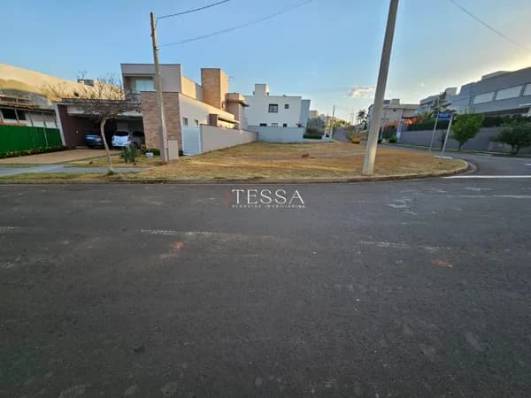 Terreno plano de alto padrão à venda no Residencial Villa D’aquila em Piracicaba/SP