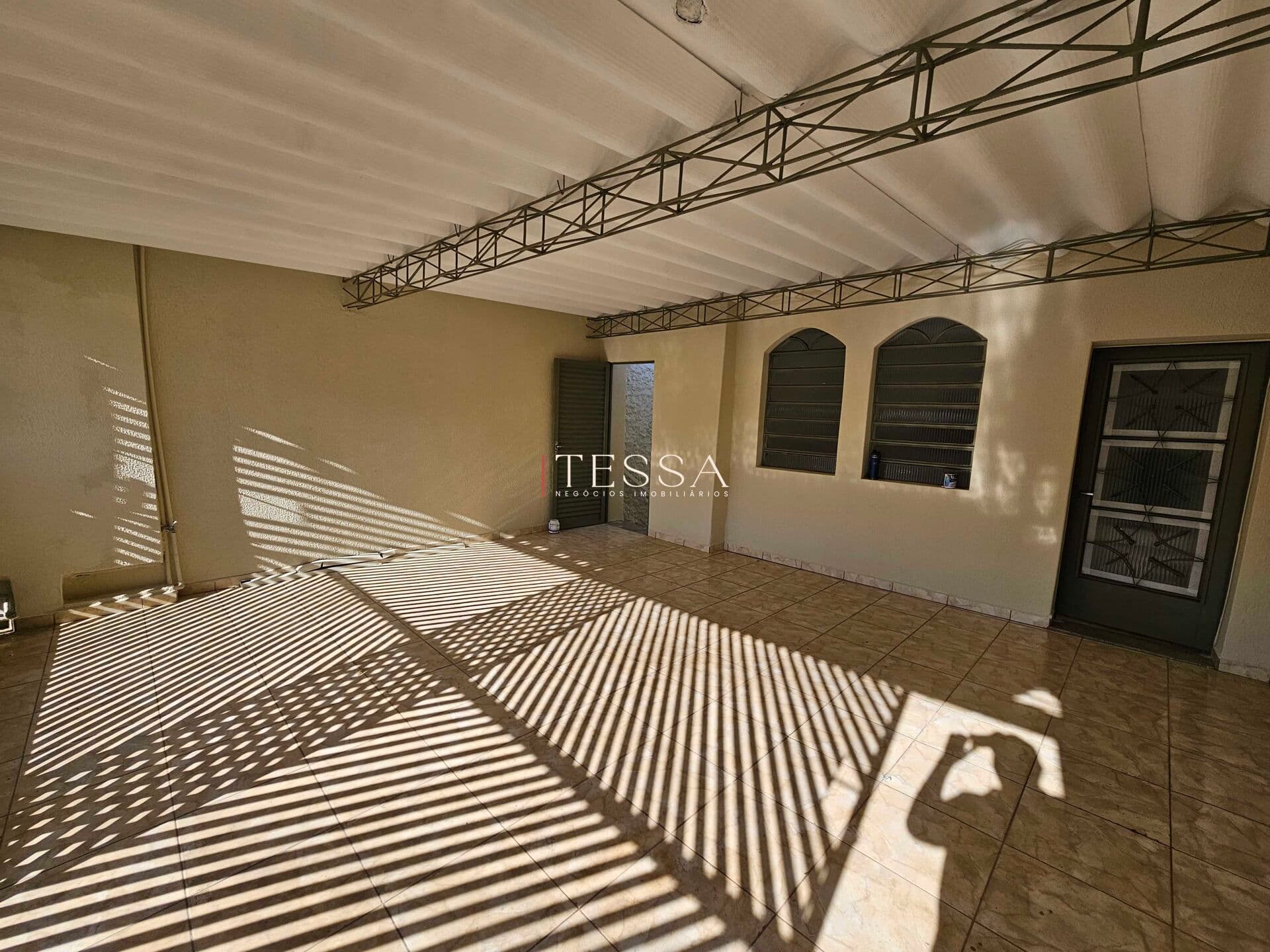 Casa com 4 Quartos e 4 banheiros à Venda, 238 m² por R$ 395.000